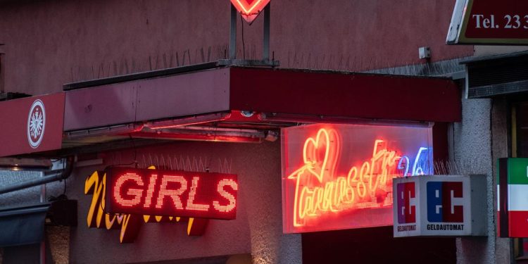 Проституцията в Германия: как примамват руски и украински жени