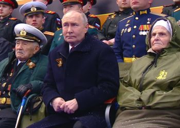 Жената ветеран от Втората световна война, седнала до Путин, се оказа снайперистката Александра Алешина