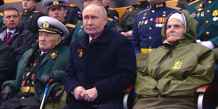 Жената ветеран от Втората световна война, седнала до Путин, се оказа снайперистката Александра Алешина