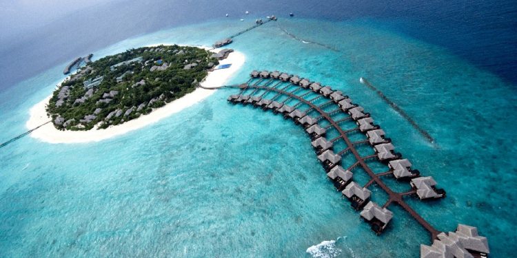 На Малдивите няма достатъчно сушa. Властите са намерили решение – и строят нови острови от пясък и коралови отломки