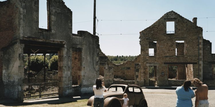 Туристите се смеят и си правят селфита в музеите на концентрационните лагери и не само