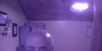 Няма място за конфиденциалност: Как Airbnb не успява да защити гостите от скрити камери