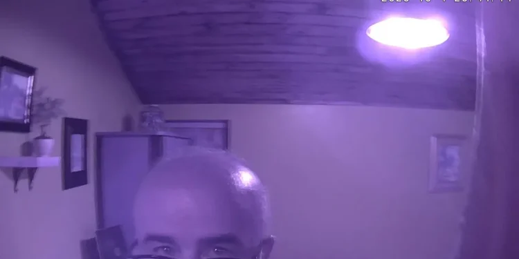 Няма място за конфиденциалност: Как Airbnb не успява да защити гостите от скрити камери