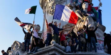 За да попречат на крайнодесните да спечелят изборите, партията на Макрон и левият блок организираха „умен вот“ по френски. Ето как се случи