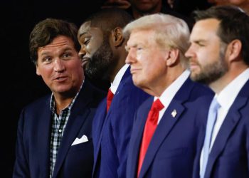 В странния нов свят на Тъкър Карлсън