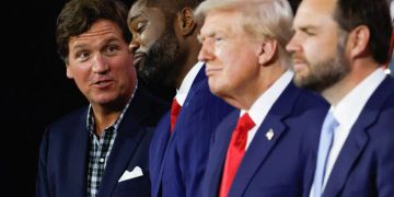 В странния нов свят на Тъкър Карлсън