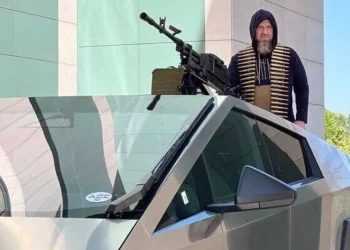 Кадиров оборудва Tesla Cybertruck с картечница и благодари на Мъск за създаването на колата