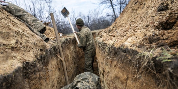 Financial Times: Напредъкът на Русия разкрива „пукнатини“ в отбраната на Украйна