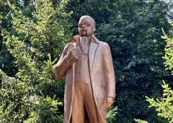 Шевченко вместо Ленин: история на трансформацията на паметник в Житомирска област, Украйна