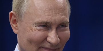 Владимир Путин подкрепя Камала Харис за президент, хвали нейния „заразителен“ смях