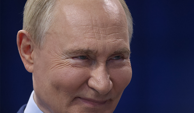 Владимир Путин подкрепя Камала Харис за президент, хвали нейния „заразителен“ смях