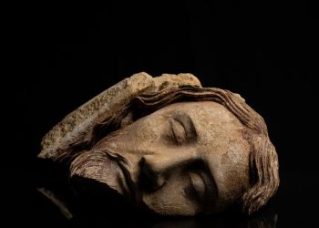 Част от скулптура на Иисус — един от повече от хиляда фрагмента от произведения на изкуството, изгубени от стотици години. © Хамид Азмун, Inrap