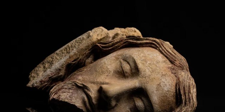 Част от скулптура на Иисус — един от повече от хиляда фрагмента от произведения на изкуството, изгубени от стотици години. © Хамид Азмун, Inrap
