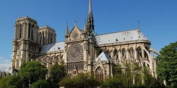 Когато всичко пропада, Макрон има Нотр Дам. Ще може ли обаче да заслепи световните лидери с откриването ѝ?