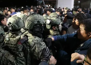 Столкновения у корейского парламента Автор фото, Getty Images