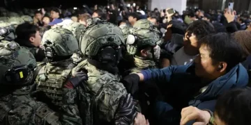 Столкновения у корейского парламента Автор фото, Getty Images