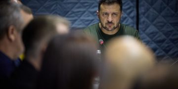 Всички интригантстват срещу Зеленски. Как победата на Тръмп предизвика политически вълнения в Украйна