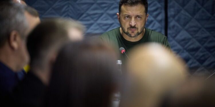 Всички интригантстват срещу Зеленски. Как победата на Тръмп предизвика политически вълнения в Украйна