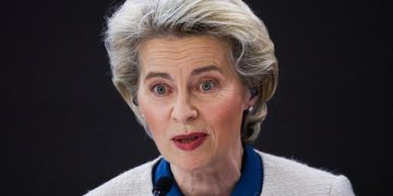 Случаят фон дер Лайен. Как шефът на ЕК се забърка в скандала с ваксините