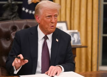 Доналд Тръмп подписва заповеди в Овалния кабинет на Белия дом на 20 януари.