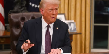 Доналд Тръмп подписва заповеди в Овалния кабинет на Белия дом на 20 януари.