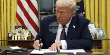 „Това е лудост. Това ще убие хора.” Тръмп замрази помощта за повече от 100 държави