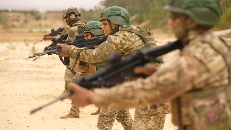 Новобранци от Главното управление на разузнаването на Украйна (ГУР) тренират през 2024 г.ABC News