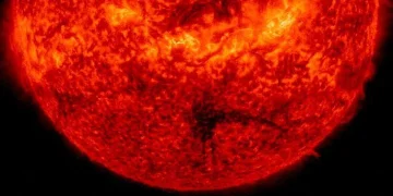 Рядко явление е регистрирано на Слънцето: звездата започва да излъчва черна плазма