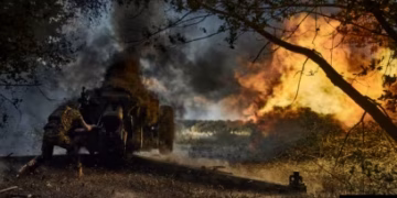 Дипломацията на преден план, докато войната бушува на заден план