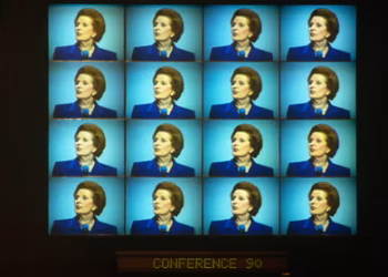 Телевизионни кадри от последната реч на Маргарет Тачър като министър-председател на конференцията на партията на торите преди нейното сваляне няколко седмици по-късно. Снимка: Richard Baker/Corbis/Getty Images 