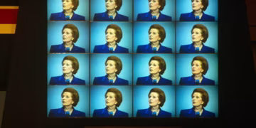 Телевизионни кадри от последната реч на Маргарет Тачър като министър-председател на конференцията на партията на торите преди нейното сваляне няколко седмици по-късно. Снимка: Richard Baker/Corbis/Getty Images 