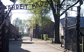 „Тук искам да живея и да умра“: комендантът на Аушвиц изпратил милион души на смърт