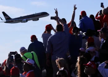 Trump Force One се вижда пред тълпа от поддръжници на Доналд Тръмп в Кинстън. Северна Каролина, 3 ноември 2024 г Brian Snyder / Reuters / Scanpix / LETA