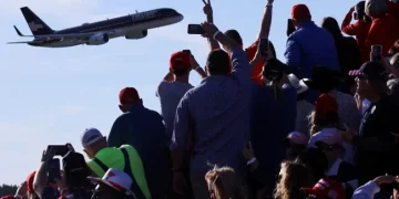 Trump Force One се вижда пред тълпа от поддръжници на Доналд Тръмп в Кинстън. Северна Каролина, 3 ноември 2024 г Brian Snyder / Reuters / Scanpix / LETA