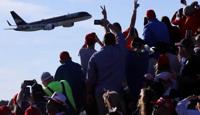 Trump Force One се вижда пред тълпа от поддръжници на Доналд Тръмп в Кинстън. Северна Каролина, 3 ноември 2024 г Brian Snyder / Reuters / Scanpix / LETA