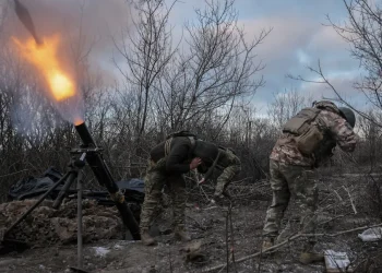 Украински военнослужещи стрелят с минохвъргачка по руски позиции в района на Донецк. Русия настоя всички мирни преговори да признават „новите реалности“ в региона Credit: Ukrainian Armed Forces/Getty Images