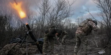 Украински военнослужещи стрелят с минохвъргачка по руски позиции в района на Донецк. Русия настоя всички мирни преговори да признават „новите реалности“ в региона Credit: Ukrainian Armed Forces/Getty Images