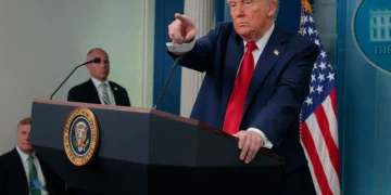 Докато експертите обсъждат невъзможността на действията на Тръмп, президентът на САЩ действа много грубо Снимка: Getty Images