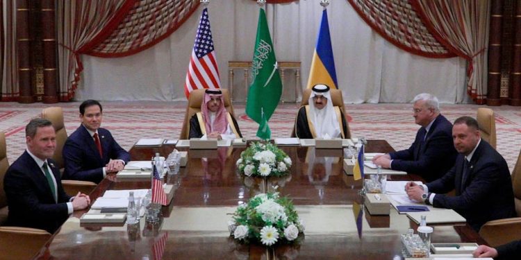 Отляво седят съветникът по сигурността на САЩ Майк Уолц (51) и външният министър Марко Рубио (53), отдясно външният министър Андрий Сибиха (50) и началникът на президентския щаб Андрий Йермак (53) Снимка: Мохамед Бенмансур/REUTERS Сплит