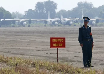 Виетнамски войник стои на пост пред военен самолет в замърсена с диоксин зона по време на посещение на министъра на отбраната на САЩ Джим Матис във военновъздушната база Биен Хоа. Авторско право 2025 г. Асошиейтед прес. Всички права запазени.