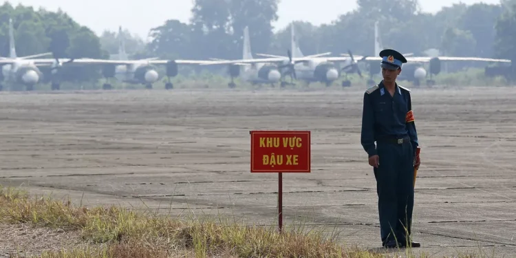 Виетнамски войник стои на пост пред военен самолет в замърсена с диоксин зона по време на посещение на министъра на отбраната на САЩ Джим Матис във военновъздушната база Биен Хоа. Авторско право 2025 г. Асошиейтед прес. Всички права запазени.