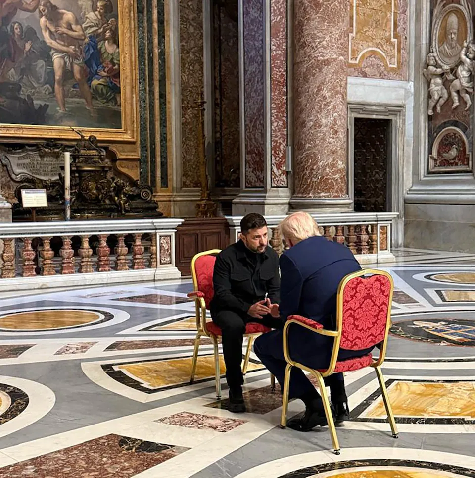 Снимки също така показват Тръмп и Зеленски, седнали пред купела за кръщение, проектирана... от италианския архитект Карло Фонтана през 1697 г. Зеленски и Тръмп пред купела Древна купел за кръщение е била фонът на срещата. Снимка: Getty