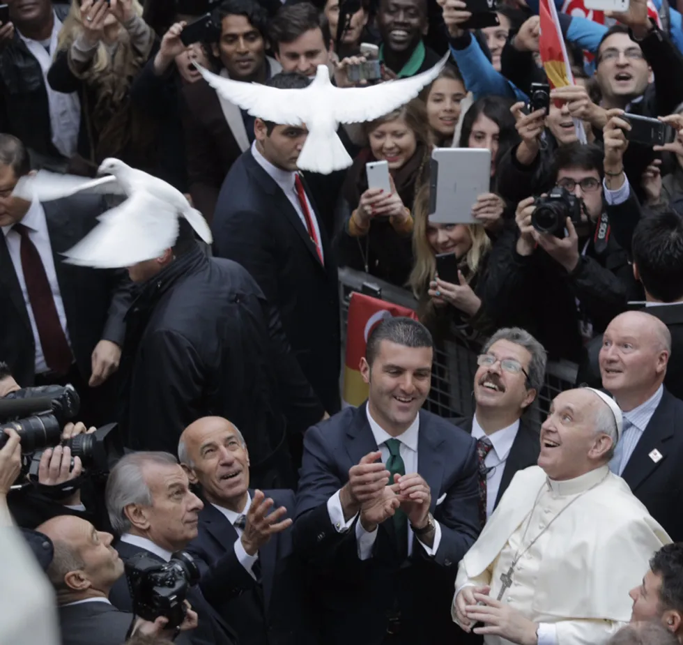 Папа Франциск пуска бял гълъб преди началото на службата. Истанбул, 29 ноември 2014 г. Sisli Municipality Press Office / Getty Images 