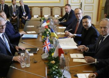 Макрон, Стармер и Мерц в Киев: „Санкции срещу Москва, ако не приеме 30-дневното примирие“. Кремъл: „Първата стъпка е прекратяване на доставка на оръжия за Украйна“