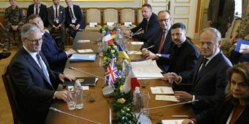 Макрон, Стармер и Мерц в Киев: „Санкции срещу Москва, ако не приеме 30-дневното примирие“. Кремъл: „Първата стъпка е прекратяване на доставка на оръжия за Украйна“