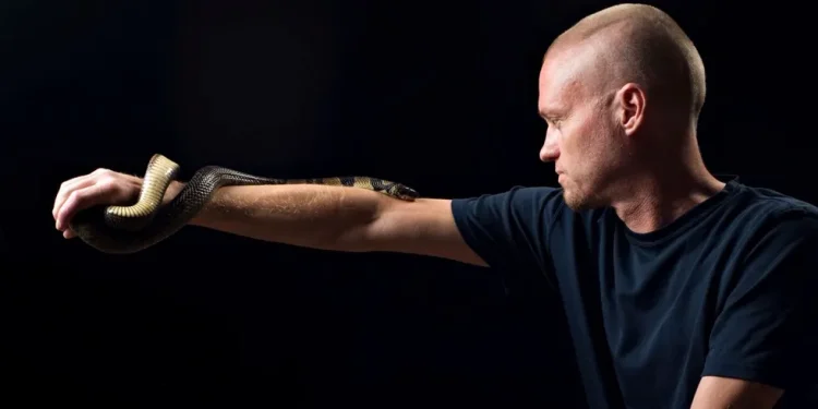 Тим Фрийд държи водна кобра на ръката си. 2025 година Centivax/AP/Scanpix/LETA