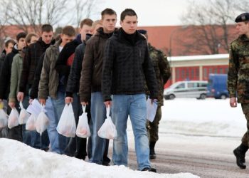 Junge Welt: Младежта на оръжие!