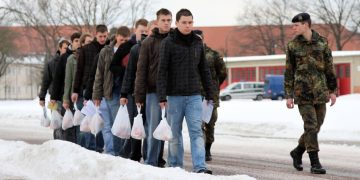 Junge Welt: Младежта на оръжие!