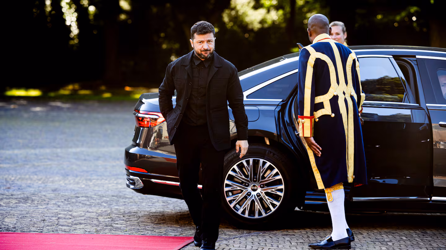 Володимир Зеленски пристига в двореца Хюйс тен Бош за вечеря, организирана от краля и кралицата на Нидерландия по време на срещата на върха на НАТО. Патрик ван Катвийк/Getty Images