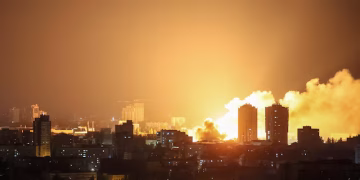 Огън и дим се издигат в града след руски удар с дрон, на фона на руската атака срещу Украйна, в Киев, Украйна, 6 юни 2025 г. REUTERS/Gleb Garanich/File Photo Purchase Licensing Rights